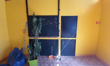Amplia Vivienda ubicada en Barrio Manantiales con excelente visuales al Lago y La Bahía. Amplios y cómodos ambientes, quincho y entrada por dos calles