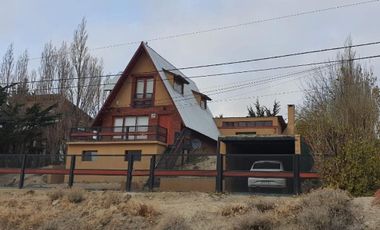 Amplia Vivienda ubicada en Barrio Manantiales con excelente visuales al Lago y La Bahía. Amplios y cómodos ambientes, quincho y entrada por dos calles