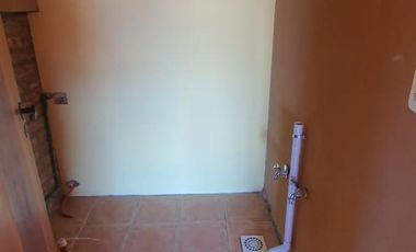 Amplia Vivienda ubicada en Barrio Manantiales con excelente visuales al Lago y La Bahía. Amplios y cómodos ambientes, quincho y entrada por dos calles