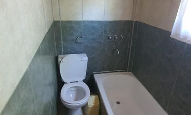 Amplia Vivienda ubicada en Barrio Manantiales con excelente visuales al Lago y La Bahía. Amplios y cómodos ambientes, quincho y entrada por dos calles