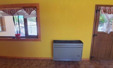 Amplia Vivienda ubicada en Barrio Manantiales con excelente visuales al Lago y La Bahía. Amplios y cómodos ambientes, quincho y entrada por dos calles