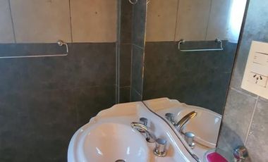 Amplia Vivienda ubicada en Barrio Manantiales con excelente visuales al Lago y La Bahía. Amplios y cómodos ambientes, quincho y entrada por dos calles