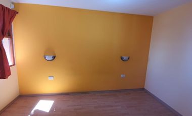 Amplia Vivienda ubicada en Barrio Manantiales con excelente visuales al Lago y La Bahía. Amplios y cómodos ambientes, quincho y entrada por dos calles