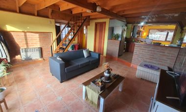 Amplia Vivienda ubicada en Barrio Manantiales con excelente visuales al Lago y La Bahía. Amplios y cómodos ambientes, quincho y entrada por dos calles