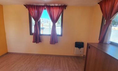 Amplia Vivienda ubicada en Barrio Manantiales con excelente visuales al Lago y La Bahía. Amplios y cómodos ambientes, quincho y entrada por dos calles