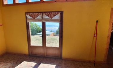 Amplia Vivienda ubicada en Barrio Manantiales con excelente visuales al Lago y La Bahía. Amplios y cómodos ambientes, quincho y entrada por dos calles