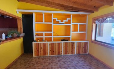 Amplia Vivienda ubicada en Barrio Manantiales con excelente visuales al Lago y La Bahía. Amplios y cómodos ambientes, quincho y entrada por dos calles