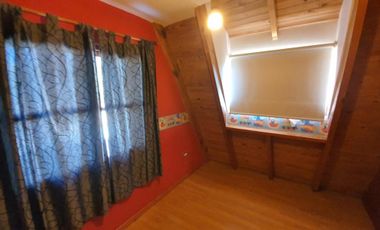 Amplia Vivienda ubicada en Barrio Manantiales con excelente visuales al Lago y La Bahía. Amplios y cómodos ambientes, quincho y entrada por dos calles