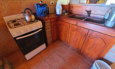 Amplia Vivienda ubicada en Barrio Manantiales con excelente visuales al Lago y La Bahía. Amplios y cómodos ambientes, quincho y entrada por dos calles