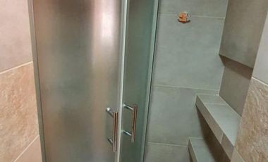 Amplia Vivienda ubicada en Barrio Manantiales con excelente visuales al Lago y La Bahía. Amplios y cómodos ambientes, quincho y entrada por dos calles