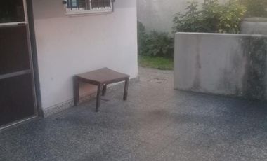 CASA TRES AMBIENTES ESPACIO GUARDA COCHE CUBIERTO Y PATIO. (valor publicado a modo figurativo NO INFORMATIVO CONSULTE)