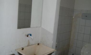 Venta de Local Comercial sobre Arieta en Villa Luzuriaga. Consulte