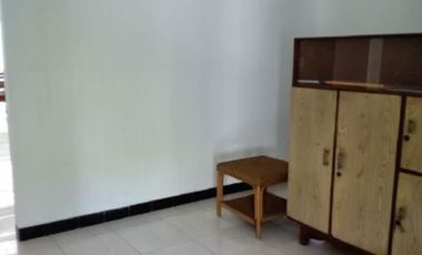 Rumah di Jemursari, Garasi dan Carport, Semi Furnish
