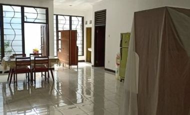 Rumah di Jemursari, Garasi dan Carport, Semi Furnish