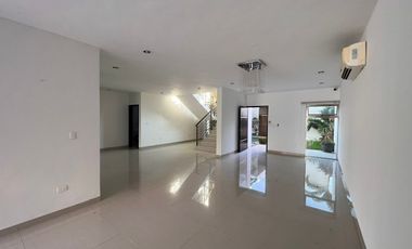 CASA EN REVENTA DE DOS PLANTAS, UBICADA EN EL NORTE DE MERIDA, EN MONTEBELLO