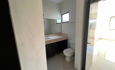 CASA EN REVENTA DE DOS PLANTAS, UBICADA EN EL NORTE DE MERIDA, EN MONTEBELLO