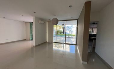 CASA EN REVENTA DE DOS PLANTAS, UBICADA EN EL NORTE DE MERIDA, EN MONTEBELLO