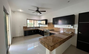 CASA EN REVENTA DE DOS PLANTAS, UBICADA EN EL NORTE DE MERIDA, EN MONTEBELLO