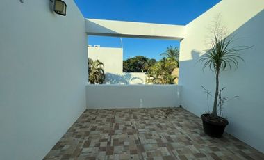 CASA EN REVENTA DE DOS PLANTAS, UBICADA EN EL NORTE DE MERIDA, EN MONTEBELLO
