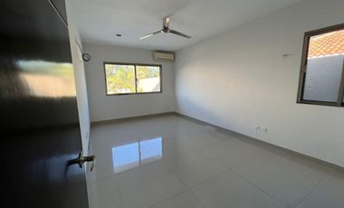 CASA EN REVENTA DE DOS PLANTAS, UBICADA EN EL NORTE DE MERIDA, EN MONTEBELLO