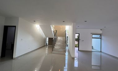 CASA EN REVENTA DE DOS PLANTAS, UBICADA EN EL NORTE DE MERIDA, EN MONTEBELLO