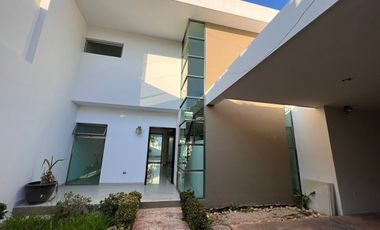 CASA EN REVENTA DE DOS PLANTAS, UBICADA EN EL NORTE DE MERIDA, EN MONTEBELLO