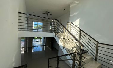 CASA EN REVENTA DE DOS PLANTAS, UBICADA EN EL NORTE DE MERIDA, EN MONTEBELLO