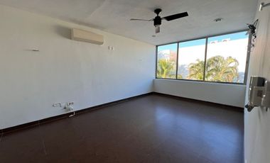 CASA EN REVENTA DE DOS PLANTAS, UBICADA EN EL NORTE DE MERIDA, EN MONTEBELLO
