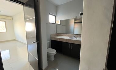 CASA EN REVENTA DE DOS PLANTAS, UBICADA EN EL NORTE DE MERIDA, EN MONTEBELLO