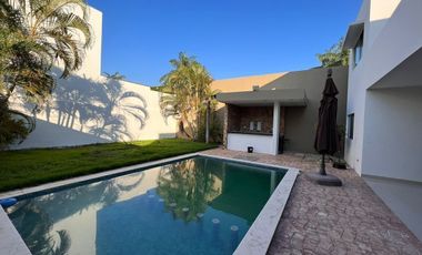 CASA EN REVENTA DE DOS PLANTAS, UBICADA EN EL NORTE DE MERIDA, EN MONTEBELLO