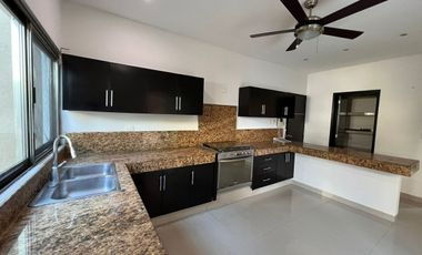 CASA EN REVENTA DE DOS PLANTAS, UBICADA EN EL NORTE DE MERIDA, EN MONTEBELLO