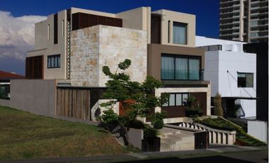 Casa en venta moderna con terraza  en Cumbres de Santa Fé