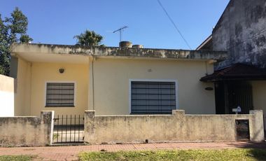 Casa 3 Amb c/ Cochera Fondo Libre y Galpon ** Venta Directa **
