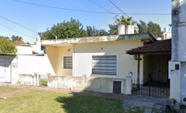 Casa 3 Amb c/ Cochera Fondo Libre y Galpon ** Venta Directa **
