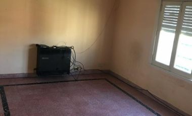 Casa 3 Amb c/ Cochera Fondo Libre y Galpon ** Venta Directa **