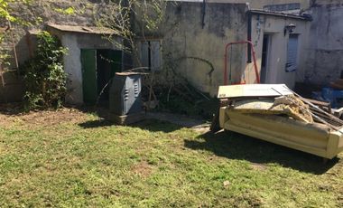 Casa 3 Amb c/ Cochera Fondo Libre y Galpon ** Venta Directa **