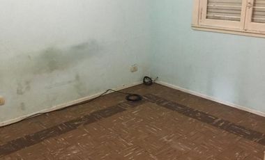 Casa 3 Amb c/ Cochera Fondo Libre y Galpon ** Venta Directa **