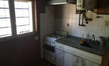 Casa 3 Amb c/ Cochera Fondo Libre y Galpon ** Venta Directa **