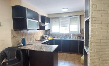 Casa en venta - 3 Dormitorios 3 Baños 2 Cocheras - 204Mts2 - Quilmes