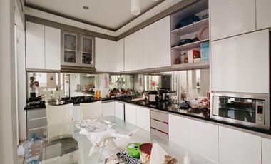 RUMAH CANTIK 2 LANTAI DEKAT PLAZA RENON