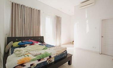 RUMAH CANTIK 2 LANTAI DEKAT PLAZA RENON