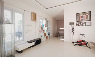 RUMAH CANTIK 2 LANTAI DEKAT PLAZA RENON