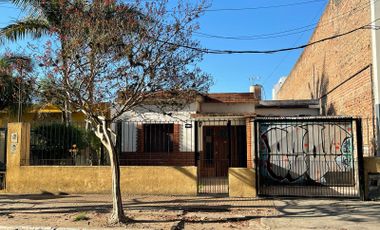 Casa en Berazategui 138 y Av. Rigolleau s/lote 430m2 4 dormitorios, parque y jardin