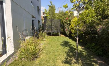 DEPARTAMENTO CON PATIO PRIVADO 3 DORM + SALA, 2 EST