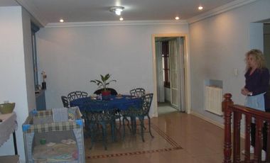 Casa 4 amb de categeoria + depto 2 amb garage, en muy buenas condiciones y tiene una renta actual de $ 11.000.-