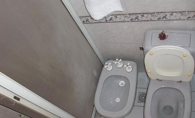 Casa 4 amb de categeoria + depto 2 amb garage, en muy buenas condiciones y tiene una renta actual de $ 11.000.-