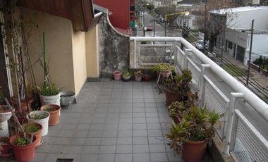 Casa 4 amb de categeoria + depto 2 amb garage, en muy buenas condiciones y tiene una renta actual de $ 11.000.-