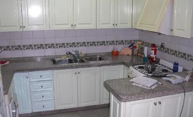 Casa 4 amb de categeoria + depto 2 amb garage, en muy buenas condiciones y tiene una renta actual de $ 11.000.-