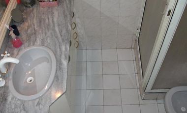 Casa 4 amb de categeoria + depto 2 amb garage, en muy buenas condiciones y tiene una renta actual de $ 11.000.-