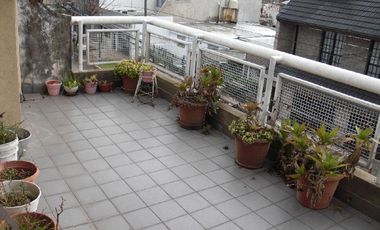 Casa 4 amb de categeoria + depto 2 amb garage, en muy buenas condiciones y tiene una renta actual de $ 11.000.-